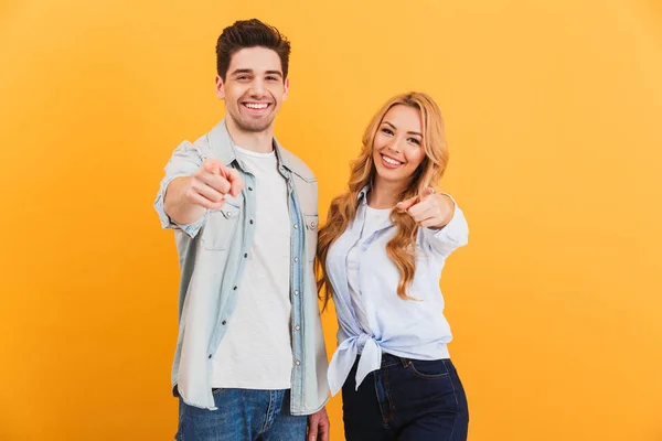 Foto Personas Alegres Hombre Mujer Ropa Básica Sonriendo Señalándote Con — Foto de Stock