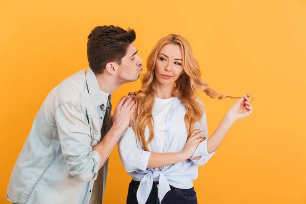 Portret Van Charmante Vrouw Kijkt Opzij Aarzelen Terwijl Man Probeert — Stockfoto