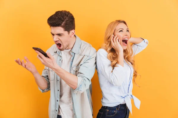 Imagen Hombre Furioso Gritando Teléfono Inteligente Mientras Mujer Feliz Tiene — Foto de Stock