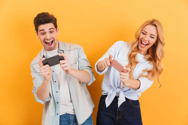 Imagem Homem Mulher Alegres Jogando Juntos Jogos Vídeo Telefones Celulares — Fotografia de Stock