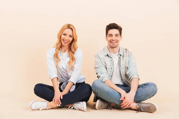 Imagem Atraente Casal Alegre Homem Mulher 20S Roupas Jeans Sorrindo — Fotografia de Stock