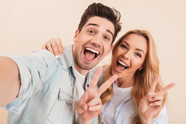Két Boldog Ember Férfi Átölelve Bevétel Fénykép Selfie Miközben Peace — Stock Fotó