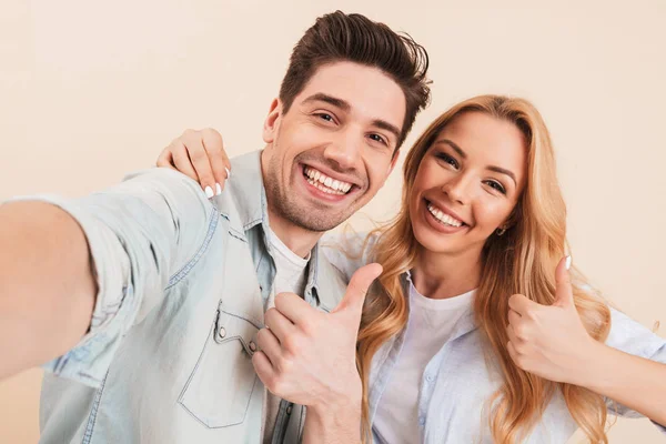 Porträt Zweier Glücklicher Menschen Die Selfie Fotos Machen Während Sie — Stockfoto