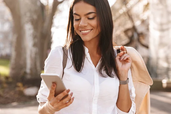 Imagem Mulher Morena Agradável Camisa Livre Usando Seu Smartphone — Fotografia de Stock