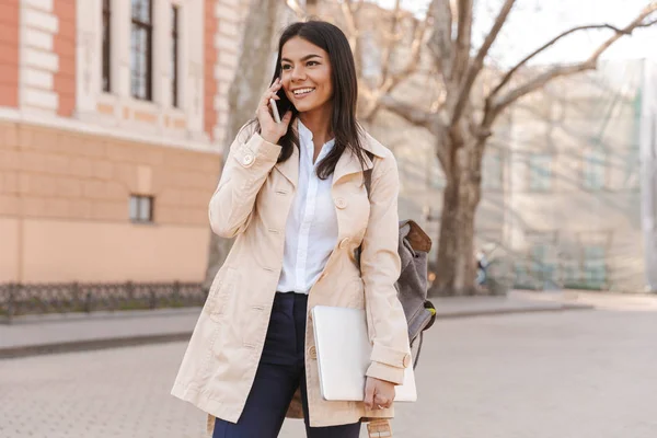 Mujer Joven Sonriente Vestida Con Abrigo Otoño Hablando Por Teléfono —  Fotos de Stock