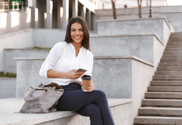 Femme Affaires Heureuse Assise Extérieur Avec Une Tasse Café Smartphone — Photo