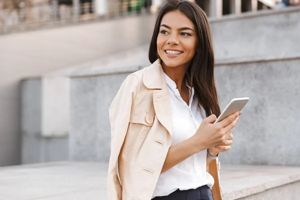 Glad Ung Kvinna Med Mobiltelefon Stående Trappa Utomhus — Stockfoto