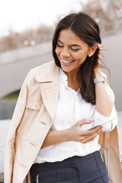 Sorrindo Jovem Mulher Usando Telefone Celular Enquanto Estava Uma Escada — Fotografia de Stock