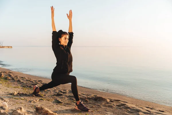 Germe yapmak sağlıklı genç sporcumuz deniz kenarında sabah egzersizleri