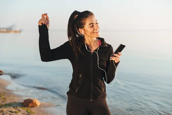 Joven Deportista Encantada Escuchando Música Con Auriculares Teléfono Móvil Mientras — Foto de Stock