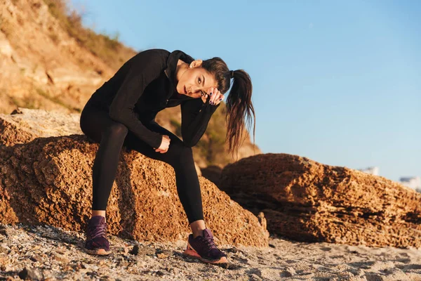 Trött Idrottskvinna Sitter Stranden Efter Jogging — Stockfoto