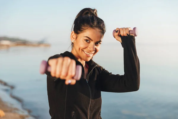 Joven Deportista Alegre Haciendo Ejercicios Con Pequeñas Mancuernas Playa Por —  Fotos de Stock