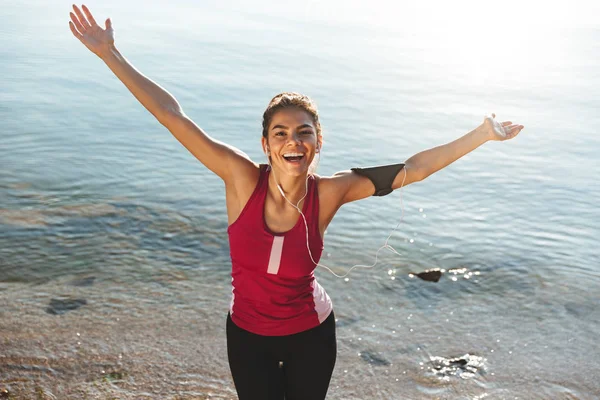 Happy Sportswoman Listening Music Earphones Mobile Phone While Standing Beach — Stock Photo, Image