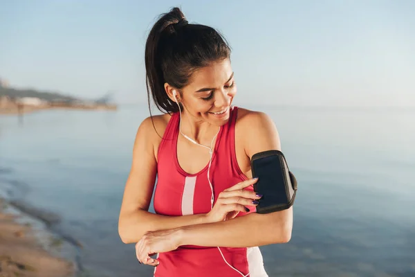 Vrolijke Sport Vrouw Voorbereiden Voor Uitvoeren Tijdens Het Luisteren Van — Stockfoto