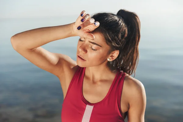 Uitgeput Sportvrouw Haar Voorhoofd Afvegen Het Joggen Terwijl Het Strand — Stockfoto