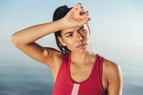 Moe Sport Vrouw Ontspannen Opleiding Weg Kijken Terwijl Het Aanraken — Stockfoto