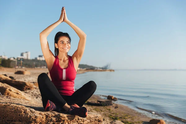Leende Unga Idrottskvinna Sitter Yoga Position Stranden — Stockfoto