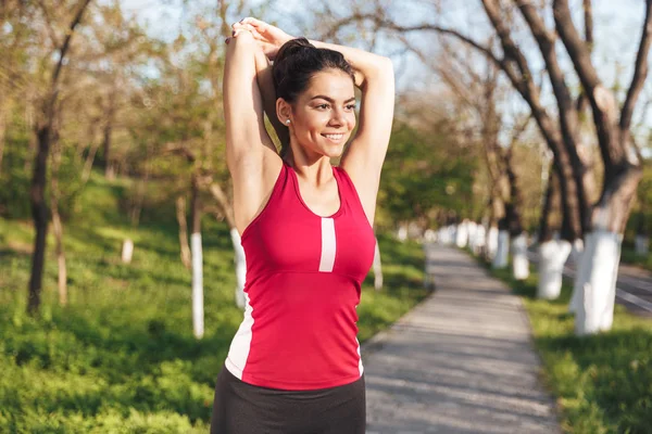 Feliz Joven Deportista Haciendo Ejercicios Estiramiento Mientras Está Pie Una — Foto de Stock