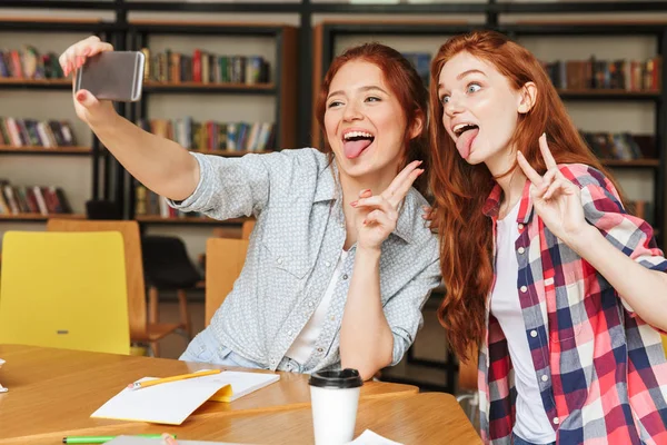 Retrato Duas Adolescentes Engraçadas Tomando Selfie Com Telefone Celular Enquanto — Fotografia de Stock