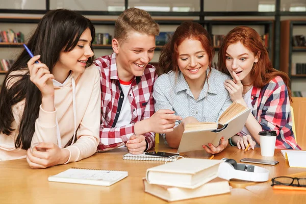 Groep Van Lachende Tieners Huiswerk Tijdens Vergadering Bibliotheek Met Een — Stockfoto