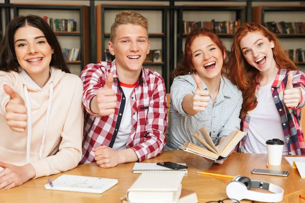 Groep Opgewonden Tieners Huiswerk Terwijl Zit Aan Bibliotheek Met Een — Stockfoto