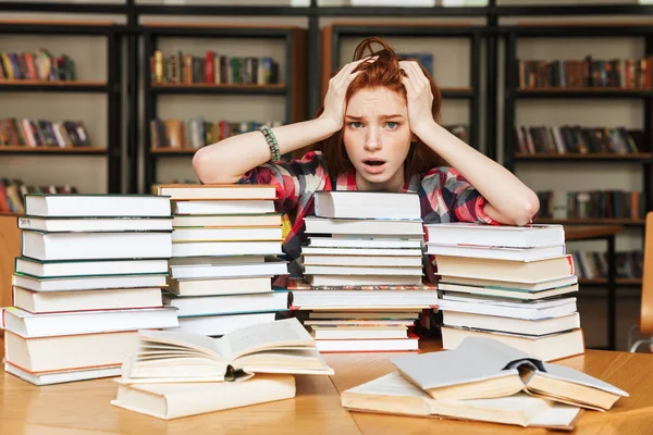 Menina Adolescente Chocado Sentado Mesa Biblioteca Com Grandes Pilhas Livros — Fotografia de Stock