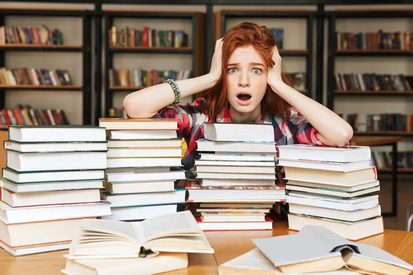 Menina Adolescente Desesperada Sentada Mesa Biblioteca Com Grandes Pilhas Livros — Fotografia de Stock
