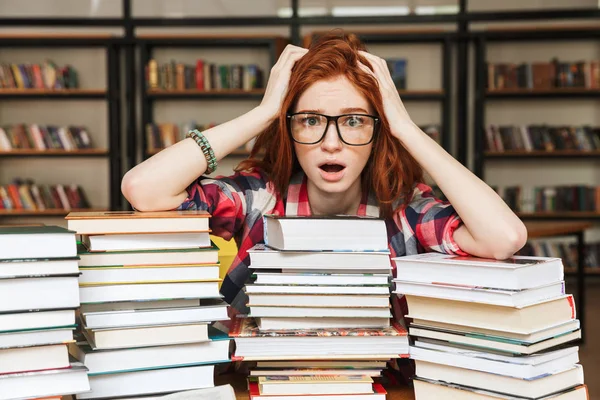 Verbaasd Tienermeisje Zitten Aan Tafel Van Bibliotheek Met Grote Stapels — Stockfoto