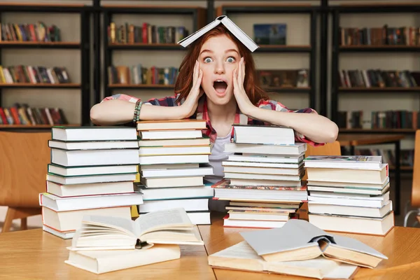 Surpreendida Adolescente Sentada Mesa Biblioteca Com Grandes Pilhas Livros — Fotografia de Stock