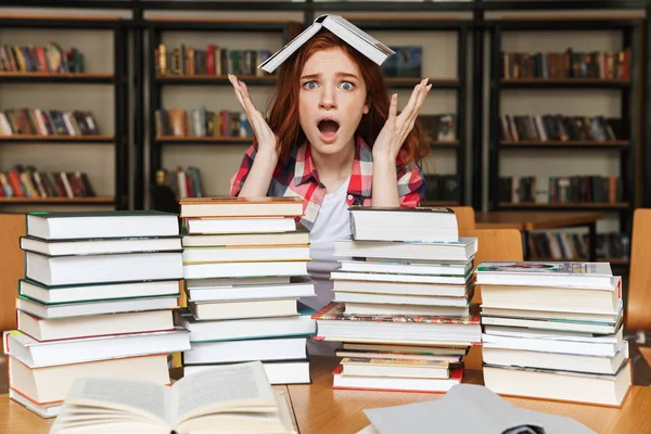 Menina Adolescente Chocado Sentado Mesa Biblioteca Com Grandes Pilhas Livros — Fotografia de Stock