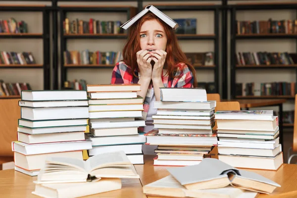 Garota Adolescente Assustada Sentada Mesa Biblioteca Com Grandes Pilhas Livros — Fotografia de Stock