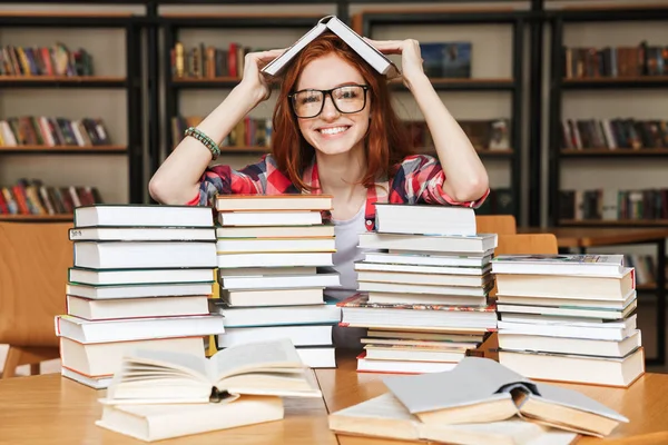 Szczęśliwy Nastolatkę Siedział Przy Stole Biblioteki Duże Stosy Książek — Zdjęcie stockowe