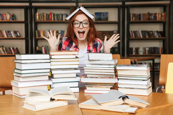 Garota Adolescente Excitada Sentada Mesa Biblioteca Com Grandes Pilhas Livros — Fotografia de Stock