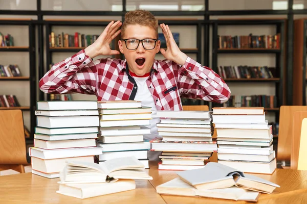 Menino Adolescente Chocado Sentado Mesa Biblioteca Com Grandes Pilhas Livros — Fotografia de Stock