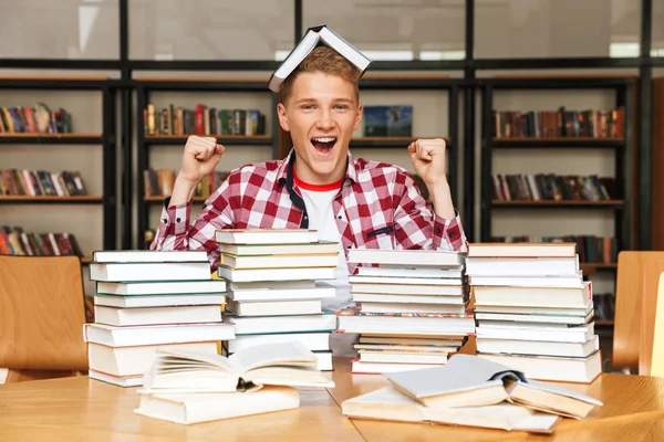 Menino Adolescente Feliz Sentado Mesa Biblioteca Com Grandes Pilhas Livros — Fotografia de Stock
