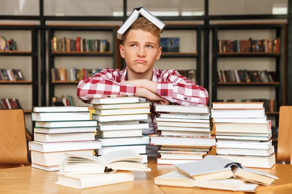 Menino Adolescente Perturbado Sentado Mesa Biblioteca Com Grandes Pilhas Livros — Fotografia de Stock