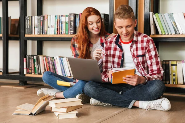 Couple Adolescent Intelligent Assis Sur Plancher Bibliothèque Dans Une Bibliothèque — Photo