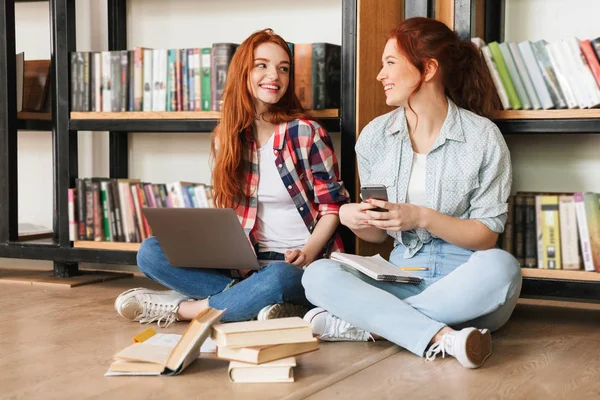 Zwei Süße Teenager Mädchen Die Auf Einem Boden Bücherregal Einer — Stockfoto