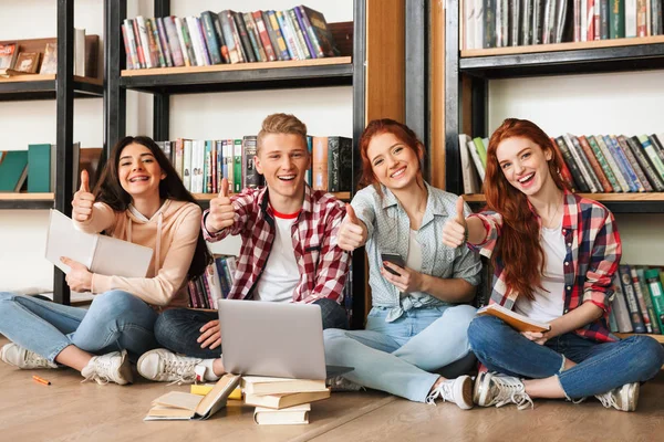 Grupo Adolescentes Confiados Haciendo Tarea Mientras Están Sentados Piso Biblioteca — Foto de Stock