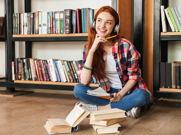 Dromerige Tienermeisje Huiswerk Terwijl Zittend Bibliotheek Luisteren Naar Muziek Met — Stockfoto