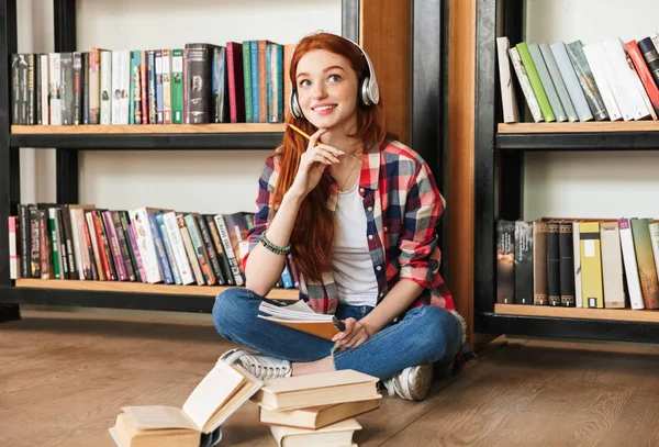 Benieuwd Tienermeisje Huiswerk Terwijl Zittend Bibliotheek Luisteren Naar Muziek Met — Stockfoto
