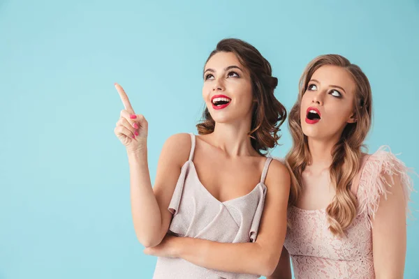 Dua Gadis Cantik Mengenakan Pakaian Pesta Menunjuk Jari Telunjuk Atas — Stok Foto