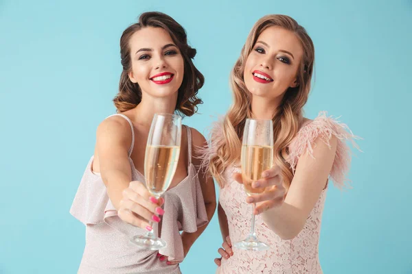 Duas Mulheres Felizes Vestidos Posando Juntas Bebendo Champanhe Olhando Para — Fotografia de Stock