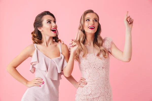 Dos Mujeres Felices Vestidos Con Brazos Las Caderas Mientras Señalan — Foto de Stock