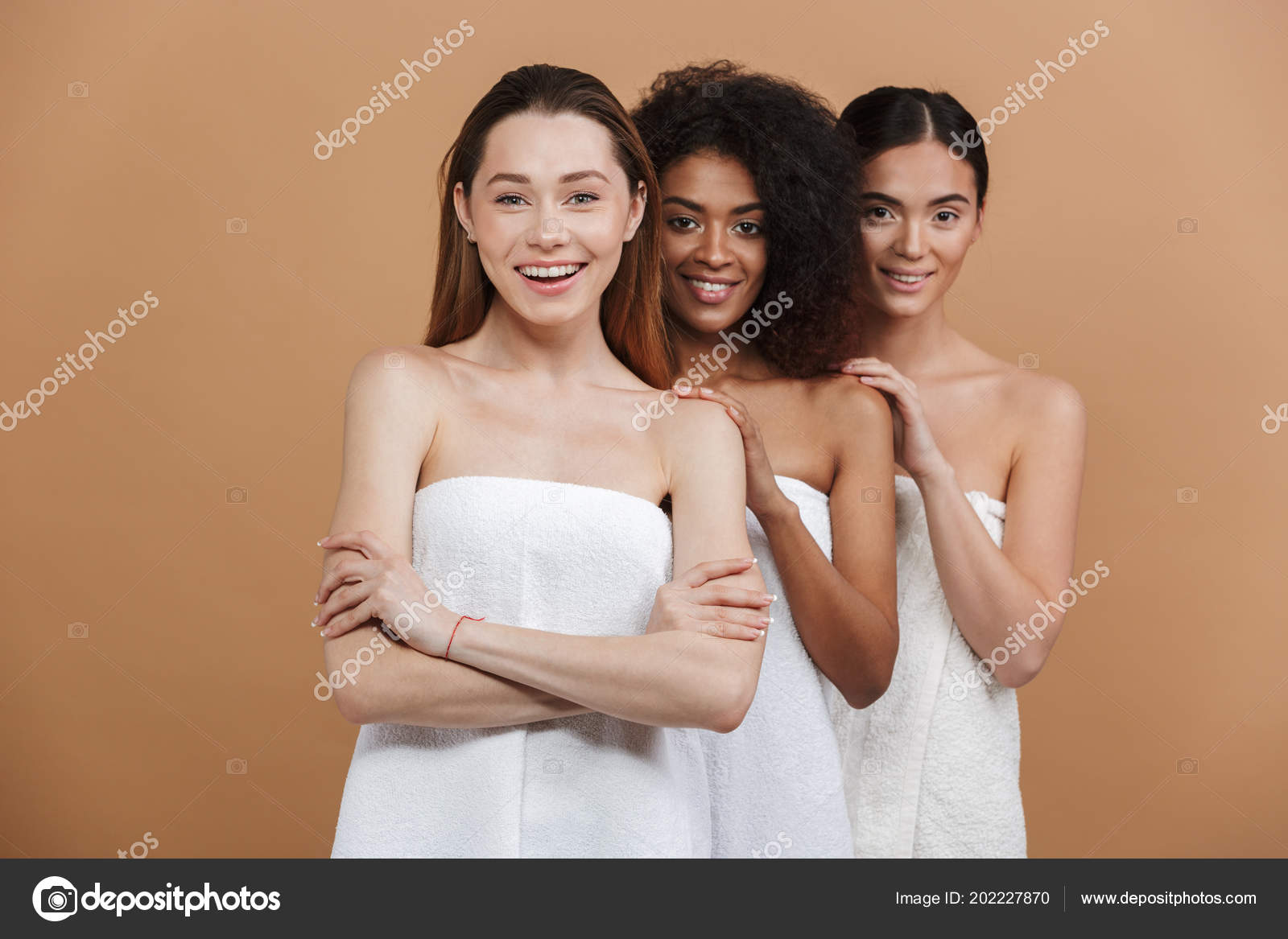 Разные дамы перед камерой показывают упругие попы и голые пезды - порно фото