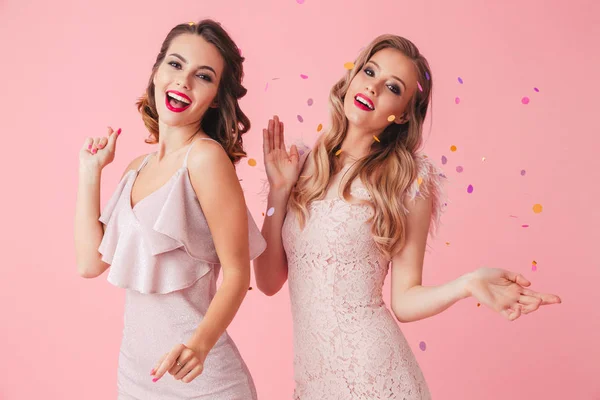 Twee Vrolijke Elegante Vrouwen Jurken Met Plezier Samen Kijken Naar — Stockfoto