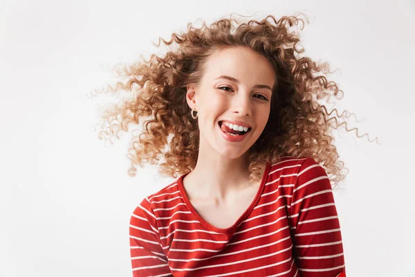 Bliska Portret Uśmiechający Się Młoda Dziewczyna Kręconymi Włosami Patrząc Kamery — Zdjęcie stockowe