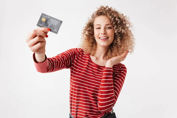 Retrato Menina Sorridente Com Cabelo Encaracolado Mostrando Cartão Crédito Isolado — Fotografia de Stock