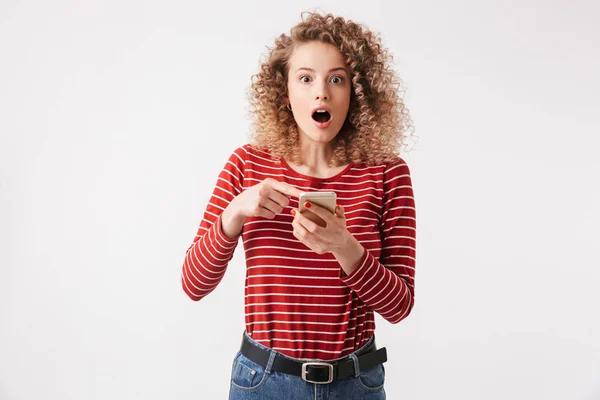 Retrato Una Joven Conmocionada Con Pelo Rizado Apuntando Teléfono Móvil — Foto de Stock