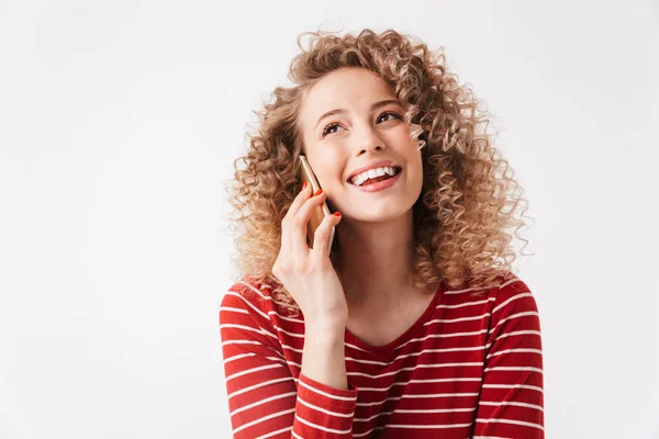 Retrato Menina Feliz Com Cabelo Encaracolado Falando Telefone Celular Isolado — Fotografia de Stock